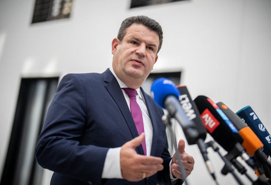 04.09.2024, Berlin: Hubertus Heil (SPD), Bundesminister für Arbeit und Soziales, spricht bei einem Pressestatement zu rentenpolitischen Maßnahmen der Wachstumsinitiative. Foto: Michael Kappeler/dpa ++ ...