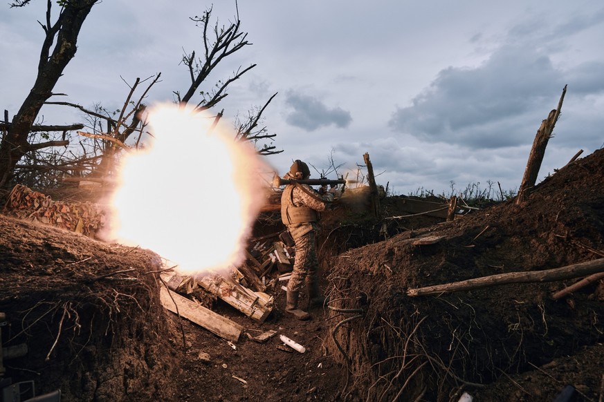 28.04.2023, Ukraine, Awdijiwka: Ein ukrainischer Soldat feuert eine Panzerfaust auf russische Stellungen an der Frontlinie in der Nähe von Awdijiwka in der Region Donezk. Foto: LIBKOS/AP/dpa +++ dpa-B ...