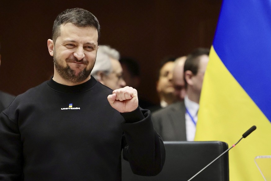 dpatopbilder - 09.02.2023, Belgien, Brüssel: Wolodymyr Selenskyj, Präsident der Ukraine, gestikuliert während eines EU-Gipfels im Europäischen Parlament. Die Staats- und Regierungschefs der Europäisch ...