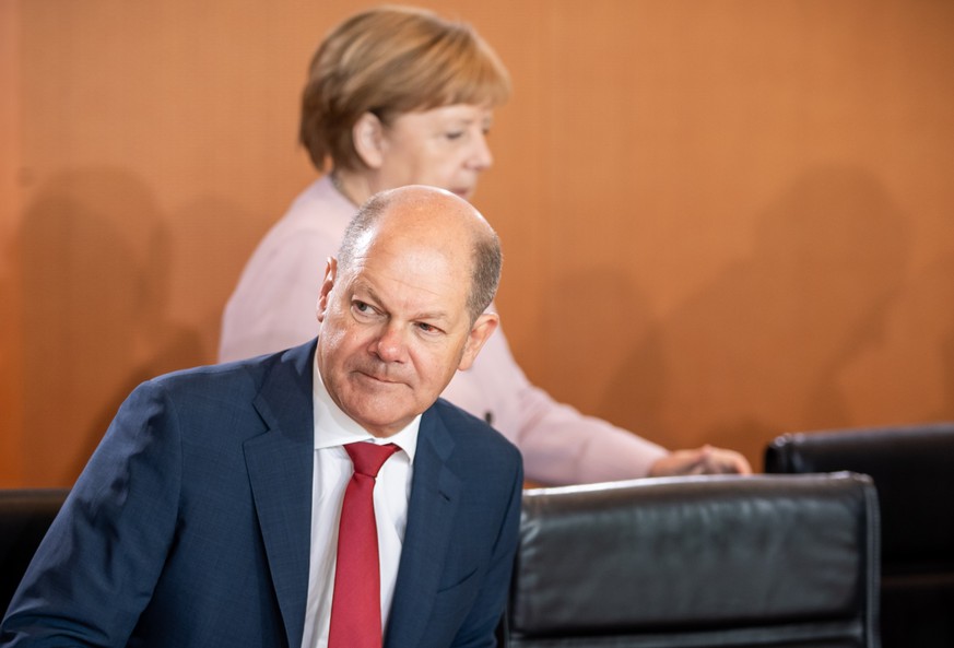 06.06.2019, Berlin: Bundeskanzlerin Angela Merkel (CDU), kommt mit Olaf Scholz (SPD), Bundesfinanzminister, zur Sitzung des Bundeskabinetts im Kanzleramt. Foto: Michael Kappeler/dpa +++ dpa-Bildfunk + ...