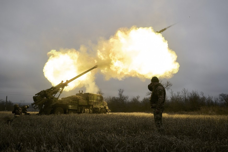 26.12.2022, Ukraine, Awdijiwka: Ukrainische Soldaten feuern eine französische Panzerhaubitze vom Typ CAESAR auf russische Stellungen. Foto: Libkos/AP/dpa +++ dpa-Bildfunk +++