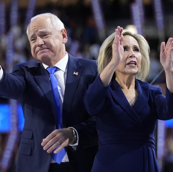 21.08.2024, USA, Chicago: Der demokratische Vizepräsidentschaftskandidat Tim Walz aus Minnesota und seine Frau Gwen reagieren während der Democratic National Convention. Foto: Paul Sancya/AP/dpa +++ d ...