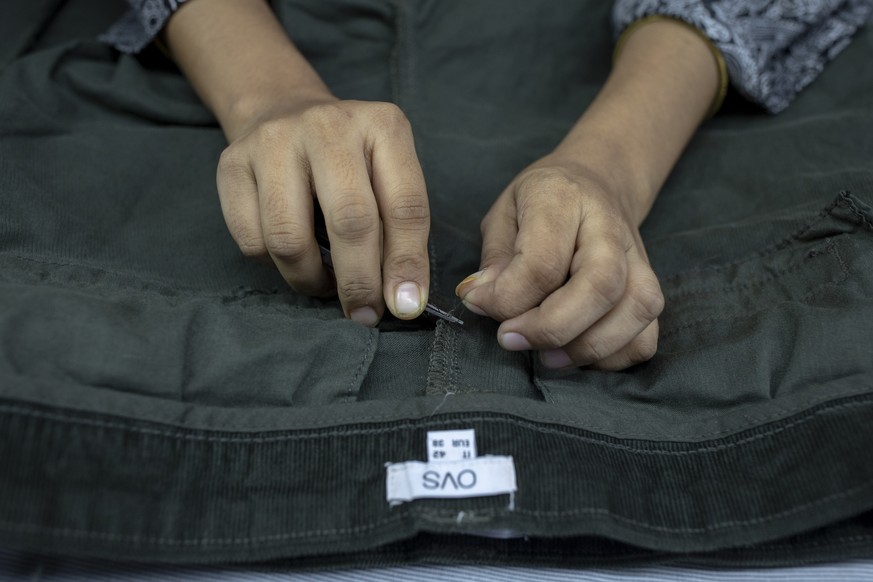 ARCHIV - 25.07.2020, Bangladesch, Dhaka: Eine Frau arbeitet in einer Textilfabrik. Vier Monate vor der Bundestagswahl hat die gro