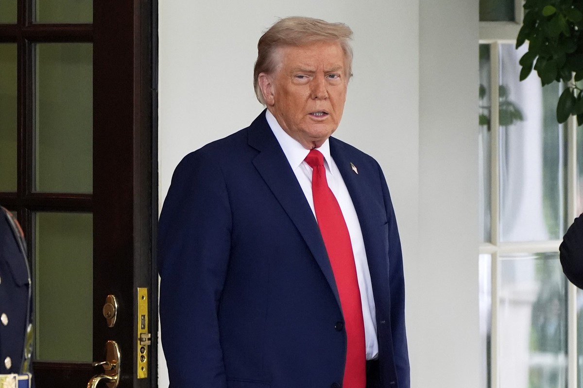 President Donald Trump stands before greeting Ukraine&#039;s President Volodymyr Zelenskyy as he arrives at the White House, Monday, Aug. 18, 2025, in Washington. (AP Photo/Alex Brandon)