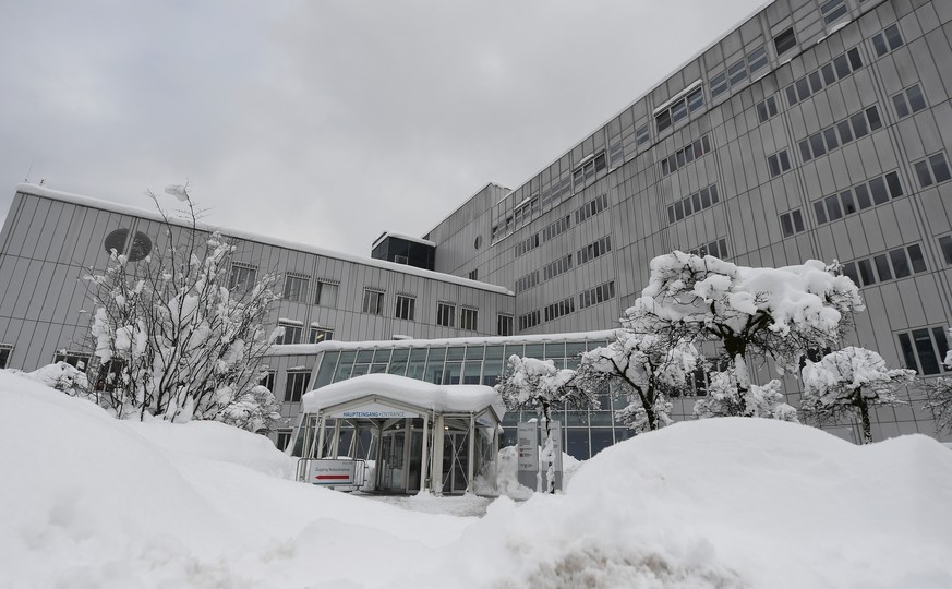 18.01.2021, Bayern, Garmisch-Partenkirchen: Der Eingang des Klinikums Garmisch-Partenkirchen. Am Klinikum Garmisch-Partenkirchen ist möglicherweise eine neue Variante des Coronavirus entdeckt worden.  ...