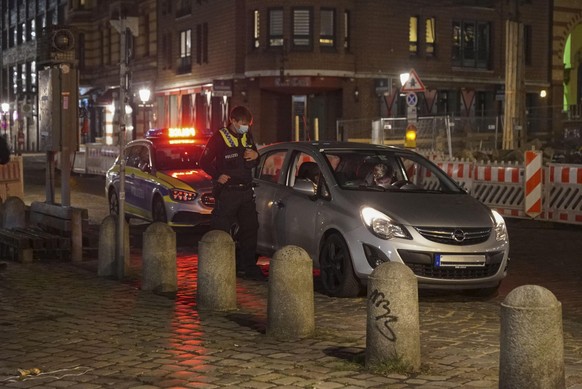 Die Polizei in Hamburg kontrolliert Autofahrer bei Nacht.