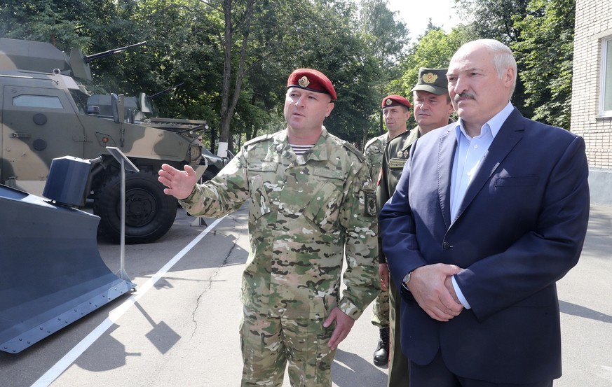 Seit 26 Jahren ist Alexander Lukaschenko (r.) Präsident von Weißrussland.