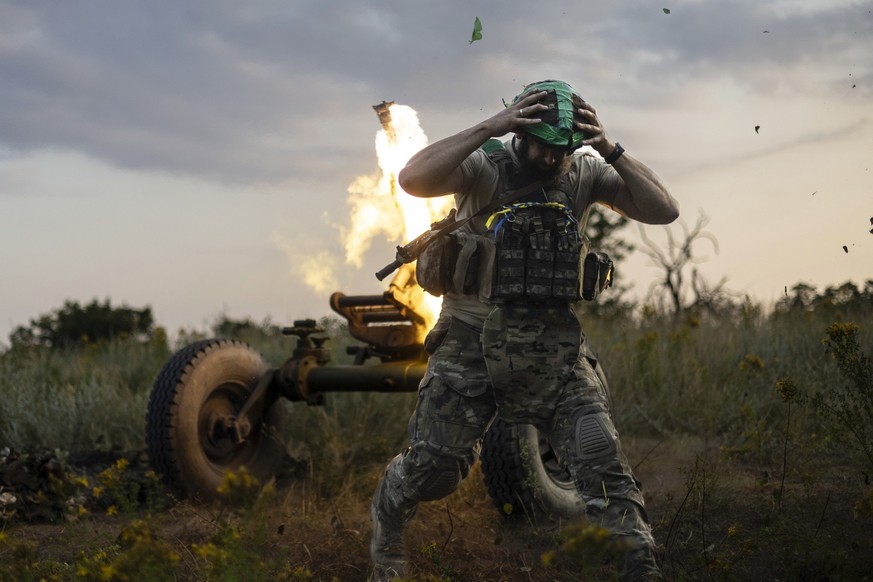 dpatopbilder - 02.07.2023, Ukraine, Bachmut: Ein ukrainischer Soldat der 3. Sturmbrigade feuert einen 122-mm-Haubitze auf russische Stellungen an der Frontlinie in der Nähe von Bachmut. Foto: Alex Bab ...