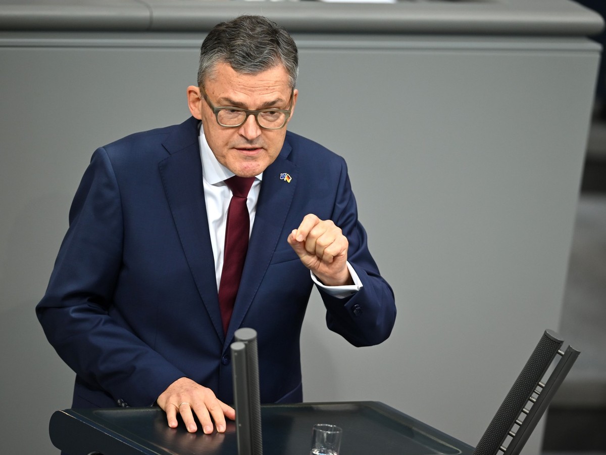 ARCHIV - 17.10.2024, Berlin: Roderich Kiesewetter (CDU) spricht in der Plenarsitzung im Deutschen Bundestag. Die Hauptthemen der 194. Sitzung der 20. Legislaturperiode sind eine Debatte