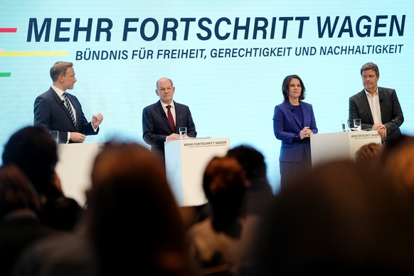 24.11.2021, Berlin: Christian Lindner, Parteivorsitzender der FDP (l-r), Olaf Scholz, SPD-Kanzlerkandidat und gesch�ftsf�hrender Bundesfinanzminister, Annalena Baerbock, Bundesvorsitzende von B�ndnis  ...