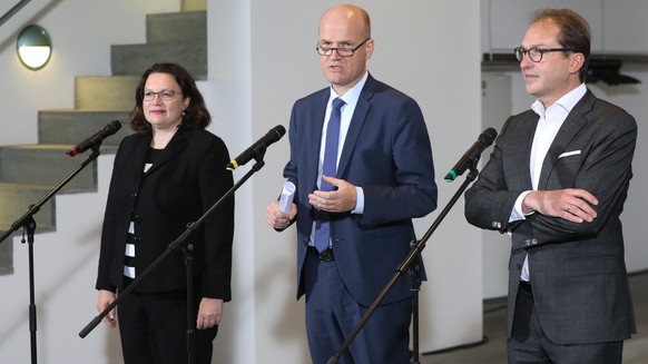 SPD-Chefin Andrea Nahles, Unions-Fraktionschef Ralph Brinkhaus und CSU-Landesgruppenchef Alexander Dobrindt stellten einige Ergebnisse noch in der Nacht vor. Am Dienstag sollen weitere Ergebnisse des Diesel-Gipfels bekannt werden.