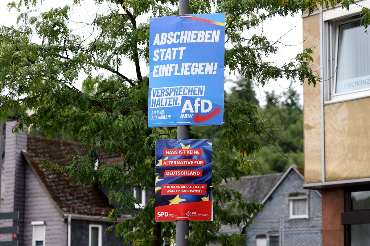 Wahlplakate zur Kommunalwahl am 14.09.2025 in Nordrhein Westfalen von der AfD. ABSCHIEBEN STATT EINFLIEGEN VERSPRECHEN HALTEN. Und der SPD HASS IST KEINE ALTERNATIVE FUER F�R DEUTSCHLAND ZEIG NAZIS DI ...