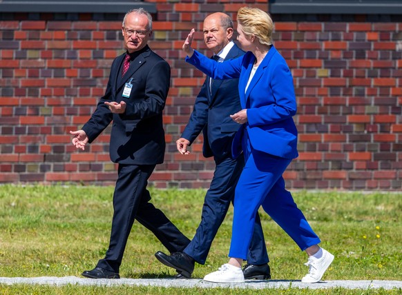 Bundeskanzler Olaf Scholz (SPD, M) geht beim Besuch der Konferenz der ostdeutschen Regierungschefs auf der Ostseeinsel Riems gemeinsam mit Manuela Schwesig (SPD), Ministerpräsidentin von Mecklenburg-V ...