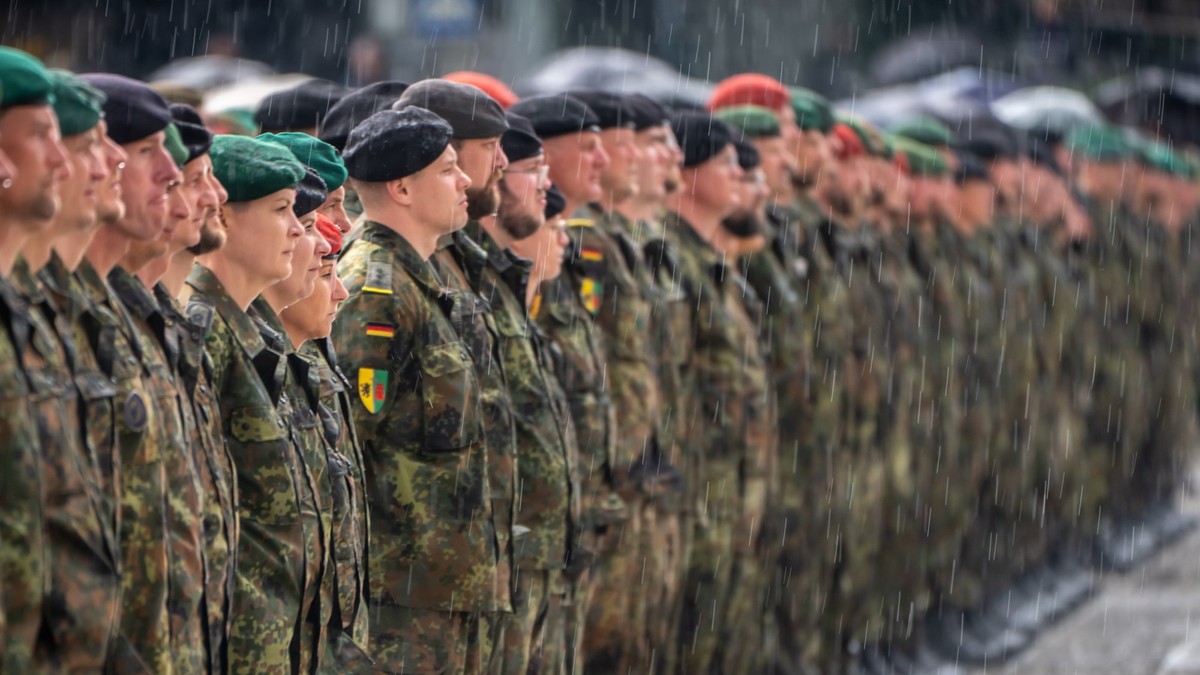 22.05.2025, Litauen, Vilnius: Bundeswehr-Soldaten stehen mit dem Patch der Litauen Brigade beim Aufstellungsappell der Panzerbrigade 45. Die Panzerbrigade 45 der Bundeswehr ist dauerhaft in Litauen st ...