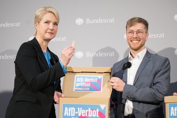 31.01.2024, Berlin: Thomas Laschyk (r), Chefredakteur und Geschäftsführer des Blogs «Volksverpetzer», übergibt die Unterschriften der Petition «AfD-Verbot prüfen!» an Bundesratspräsidentin Manuela Sch ...