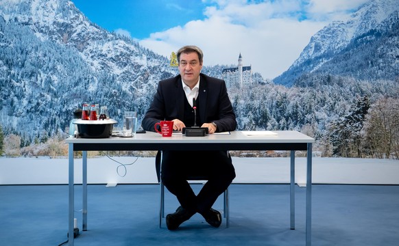 Der bayerische Ministerpräsident Markus Söder im Videoraum der Staatskanzlei.
