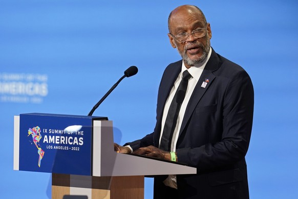 ARCHIV - 10.06.2022, USA, Los Angeles: Ariel Henry, Premierminister von Haiti, spricht auf der Plenarsitzung der America-Gipfel. Angesicht der ausufernden Gewalt in Haiti hat Premierminister Ariel Hen ...