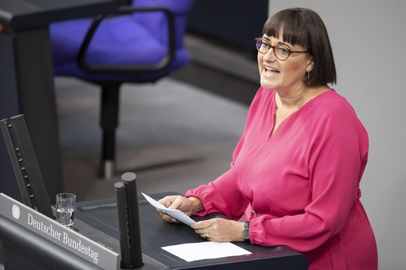 Martina Renner (Die Linke, Mitglied des Deutschen Bundestages) spricht im Plenum im Bundestag bei einer aktuellen Stunde zu Maßnahmen gegen Hass und rechtsextreme Gewalt. Auf der Tagesordnung stehen u ...