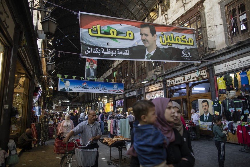 Mit Wahlplakaten versucht das syrische Regime, Wähler an die Urnen zu kriegen.