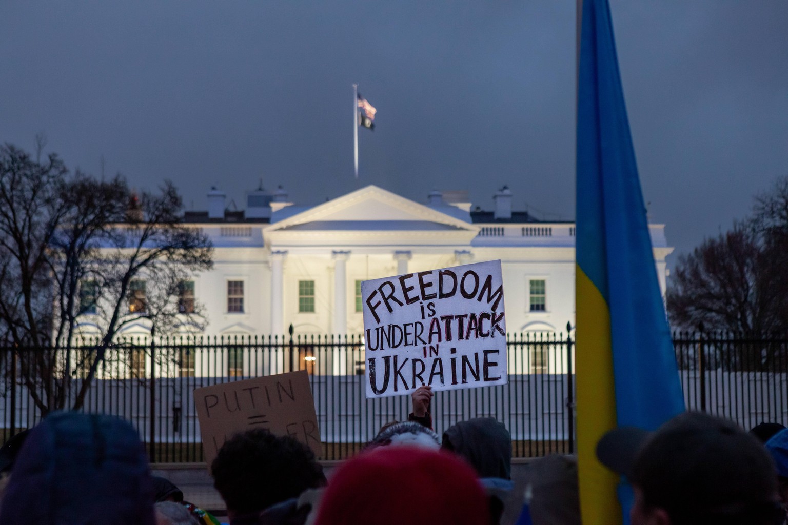 News Bilder des Tages Hundreds attend rally against Russian invasion of Ukraine in Washington, DC A sign states that freedom is under attack in Ukraine during a rally for Ukraine. Hundreds of people p ...