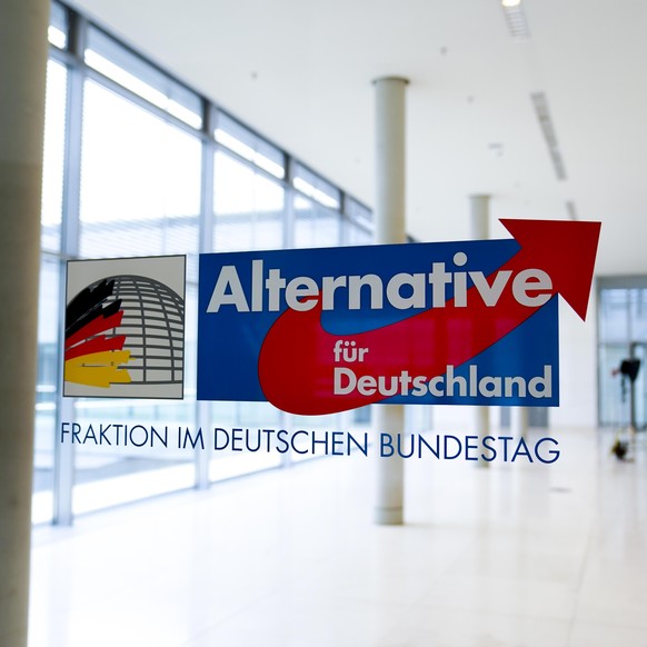 Hinweisschild auf die CDU/CSU-Fraktion im Deutschen Bundestag. Die Fraktion wird seit Wochen von einer Masken-Affäre gebeutelt. Die Immunität von mehreren Abgebordneten wurde aufgehoben. Es laufen Erm ...