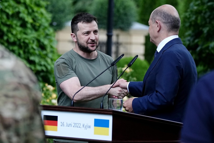 Der ukrainische Präsident Wolodymyr Selenskyj und Bundeskanzler Olaf Scholz in Kiew. Scholz versprach kurz zuvor seine Unterstützung für die Ukraine als EU-Beitrittskandidaten.