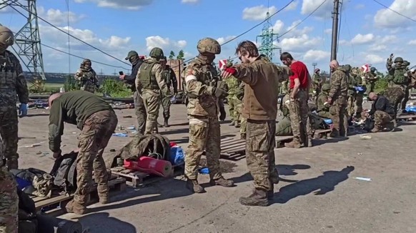 Das Bild zeigt ukrainische Soldaten, die sich den russischen Streitkräften in Mariupol ergeben.