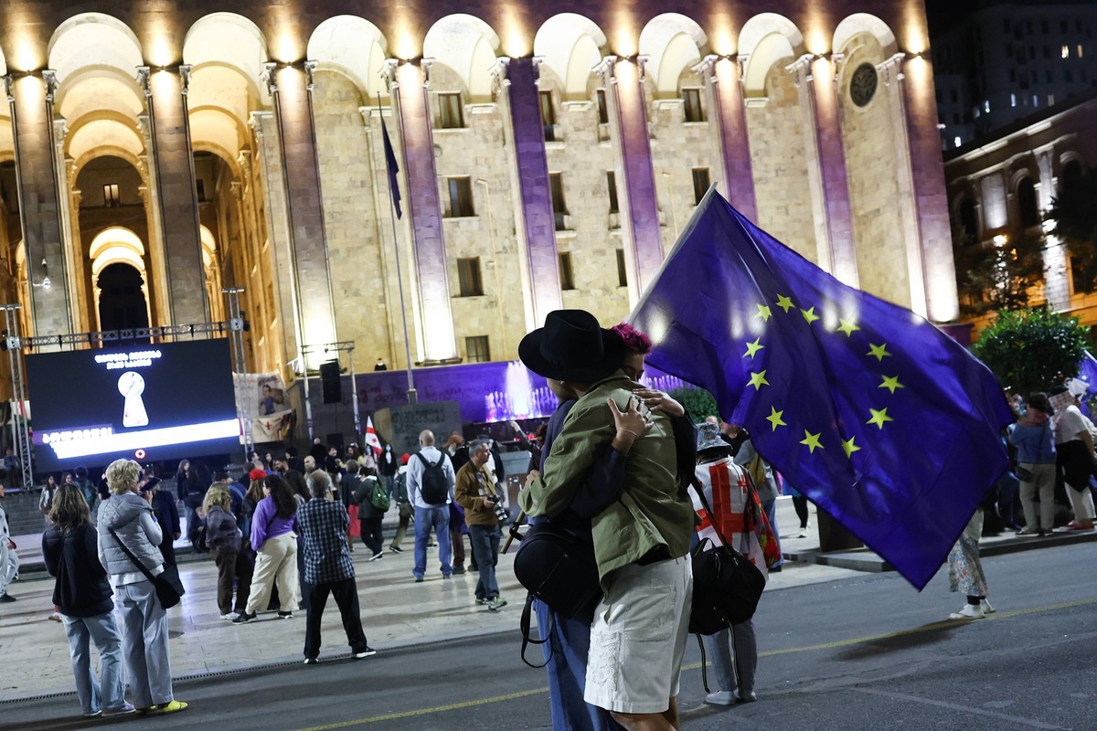 Pro-European Protests In Georgia People take part in the 300th day of the pro-European protest near the Parliament Building in Tbilisi, Georgia on September 23, 2025. Tbilisi Georgia PUBLICATIONxNOTxI ...