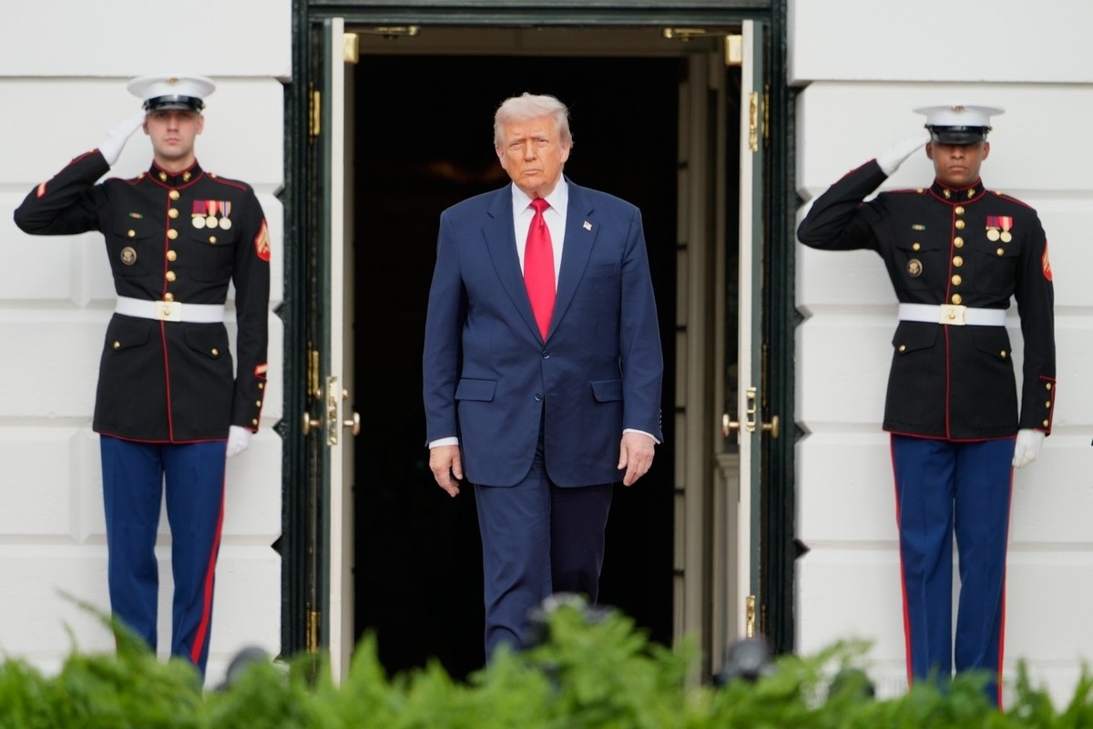 President Donald Trump waits to welcome Saudi Arabia&#039;s Crown Prince Mohammed bin Salman to the White House, Tuesday, Nov. 18, 2025, in Washington. (AP Photo/Mark Schiefelbein)