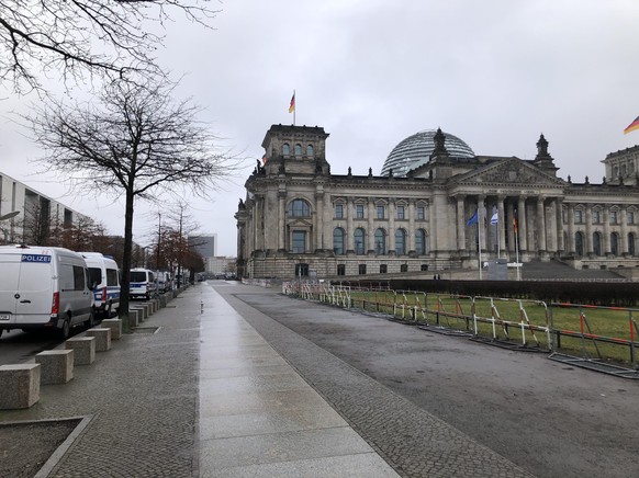 Polizeiaufgebot vor dem Reichstag.