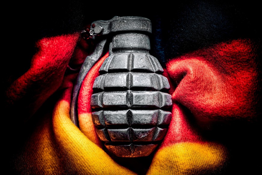 Handgranate und Deutschlandfahne, Extremismus in Deutschland, Deutschland | handgranate with German flag, extremism in Germany, Germany | Verwendung weltweit
