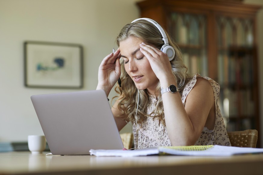 Viele Studenten saßen in den letzten drei Semestern genervt und frustriert vor dem Laptop. (Symbolbild)