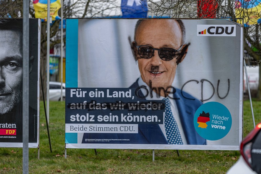 Wahlplakate zur Bundestagswahl 2025 in Bonn - 24.01.2025 Beschmiertes Plakat der CDU am Verteilerkreis in Bonn - Zum Wahlkampf zur Bundestagswahl am 23. Februar 2025 h