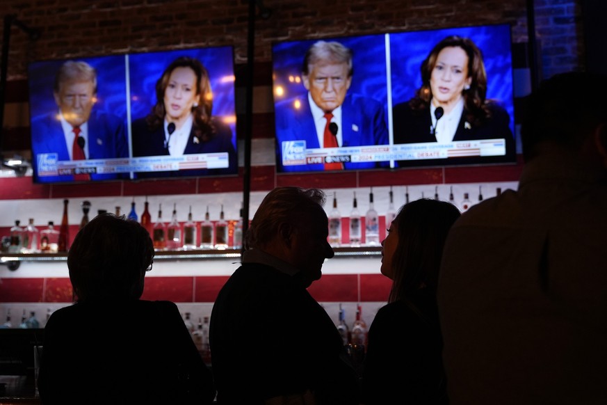 10.09.2024, USA, San Antonio: Zuschauer versammeln sich, um eine Debatte zwischen der demokratischen Präsidentschaftskandidatin und Vizepräsidentin Kamala Harris und dem republikanischen Präsidentscha ...