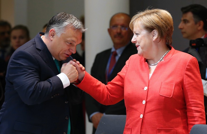 Er kann auch charmant: Viktor Orban begrüßt Angela Merkel.&nbsp;