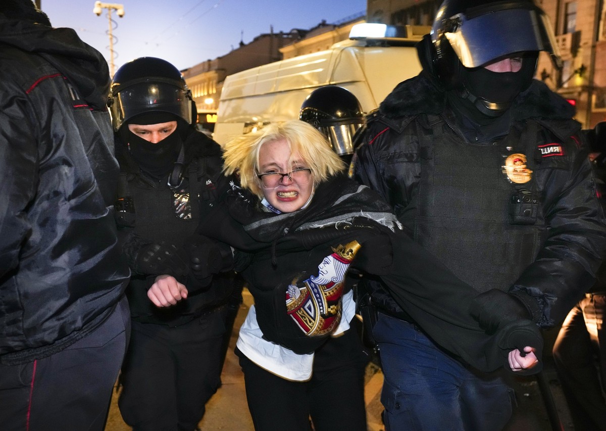 ARCHIV - 27.02.2022, Russland, St. Petersburg: Die Polizei nimmt eine Demonstrantin w