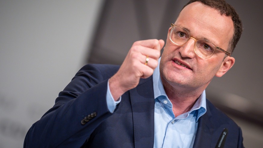 ARCHIV - 09.09.2022, Niedersachsen, Hannover: Jens Spahn spricht beim CDU-Bundesparteitag. Unionsfraktionsvize Jens Spahn pocht auf einen Weiterbetrieb der drei noch laufenden Atomkraftwerke in Deutsc ...