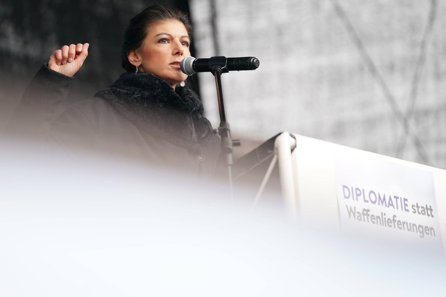 Berlin, Demonstration GER, Berlin,20230225, Demo , kundgebung, Aufstand für Frieden am Brandenburger Tor, mit Sahra Wagenknecht, Mitglied des Deutschen Bundestages, und Alice Schwarzer gegen den Krieg ...