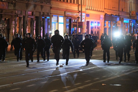 dpatopbilder - 03.06.2023, Sachsen, Leipzig: Polizisten rennen eine Straße entlang. Das Oberlandesgericht Dresden hatte die Studentin Lina E. zu fünf Jahren und drei Monaten Freiheitsstrafe verurteilt ...