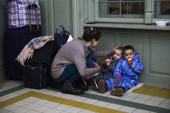 News Bilder des Tages People Arrive In Poland After Fleeing Ukraine A mother with children is resting in a temporary shelter inside a building of the railway station after arriving on a train from Kie ...