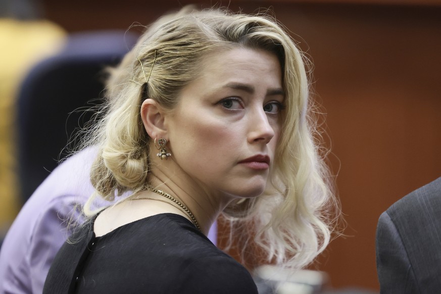 ARCHIV - 01.06.2022, USA, Fairfax: US-Schauspielerin Amber Heard wartet vor der Verlesung des Urteils im Fairfax County Circuit Courthouse. (zu dpa: Amber Heard: Habe keine b