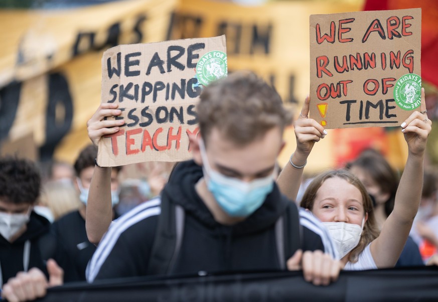 Mehrere tausend Menschen beteiligen sich in der Innenstadt von Frankfurt am Main am „Globalen Klimastreik“ der „Fridays for Future“-Bewegung.