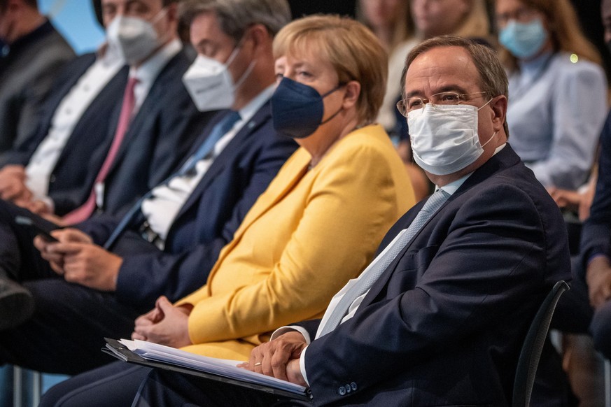 21.08.2021, Berlin: Armin Laschet (r-l), Kanzlerkandidat der Union, CDU-Bundesvorsitzender und Ministerpräsident von Nordrhein-Westfalen, sitzt neben Bundeskanzlerin Angela Merkel (CDU) und Markus Söd ...