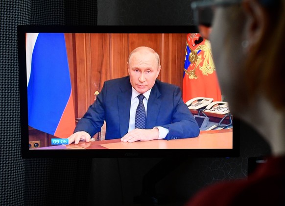 Russia Putin Address Broadcast 8279044 21.09.2022 A woman watches a television showing Russian President Vladimir Putin addressing the nation, in Yekaterinburg, Russia. Putin on September 21 announced ...