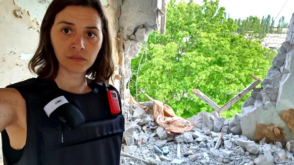watson-Reporterin Joana Rettig in einer zerstörten Wohnung in Charkiw