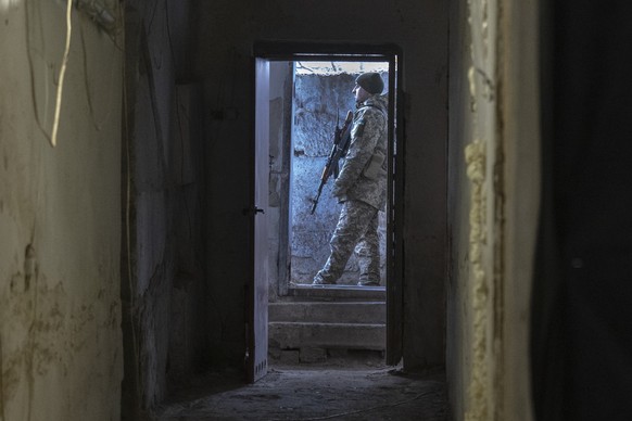 30.11.2023, Ukraine, Kupjansk: Ein ukrainischer Soldat steht vor einem Unterstand in der Frontstadt in der Region Charkiw. Foto: Efrem Lukatsky/AP +++ dpa-Bildfunk +++