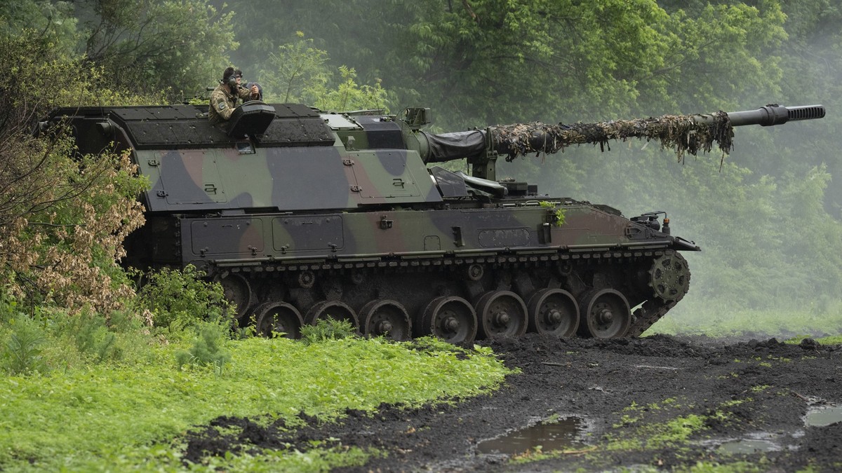 27.05.2023, Ukraine, Bachmut: Eine deutsche Panzerhaubitze 2000 (PzH 2000) der ukrainischen Armee steht an der Frontlinie in der Nähe von Bachmut.

Mit solchen Waffen hilft Deutschland der Ukraine. (z ...