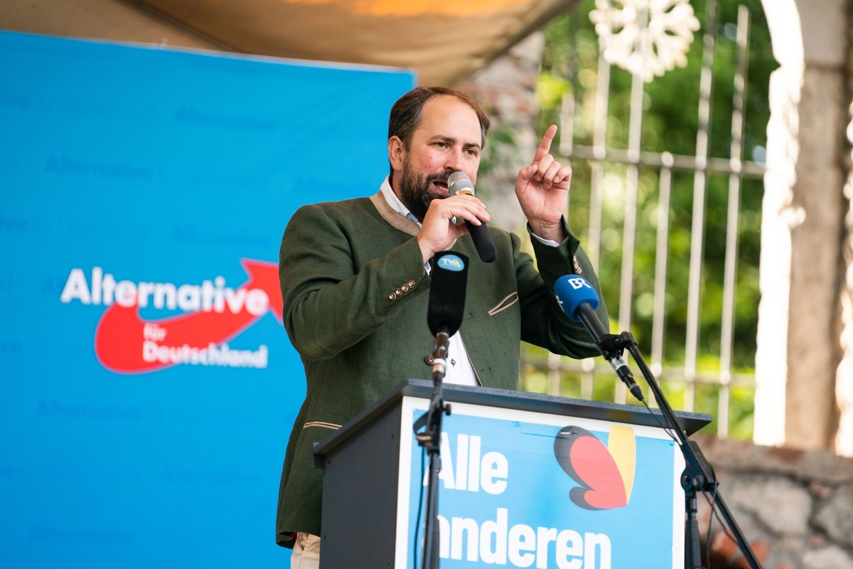 05.09.2022, Bayern, Abensberg: Markus Buchheit von der AfD spricht beim Politischen Frühschoppen der AfD im Schlossgarten auf dem Volksfest Gillamoos. Der Gillamoos in Abensberg gehört zu den größten  ...