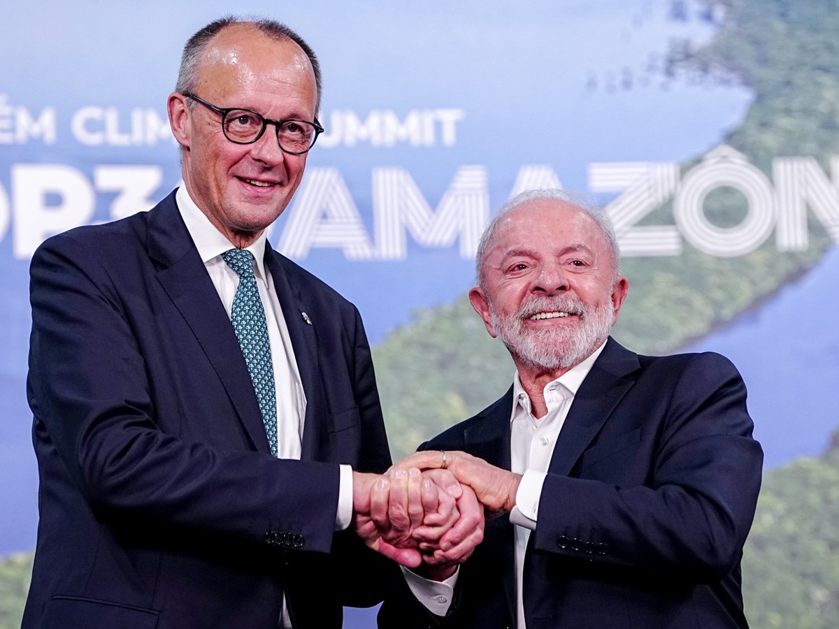 ARCHIV - 07.11.2025, Brasilien, Belém: Bundeskanzler Friedrich Merz (CDU, l) trifft bei der Weltklimakonferenz COP30 Luiz Inacio Lula da Silva, Präsident von Brasilien, zu einem Gespräch. (zu dpa: «Lu ...