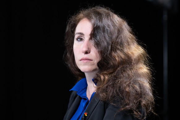 Mariana Harder-Kühnel, stellvertretende AfD-Bundesvorsitzende, sitzt auf dem Bundesparteitag der AfD in einem TV-Studio. Auf dem Delegiertentreffen, das noch bis 19. Juni 2022 dauert, wird der gesamte ...